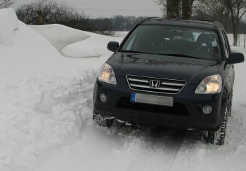 Honda CR-V 2006 in winter snow weather