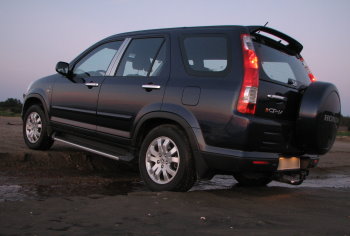 Honda CR-V 2006 on the beach in sunrise